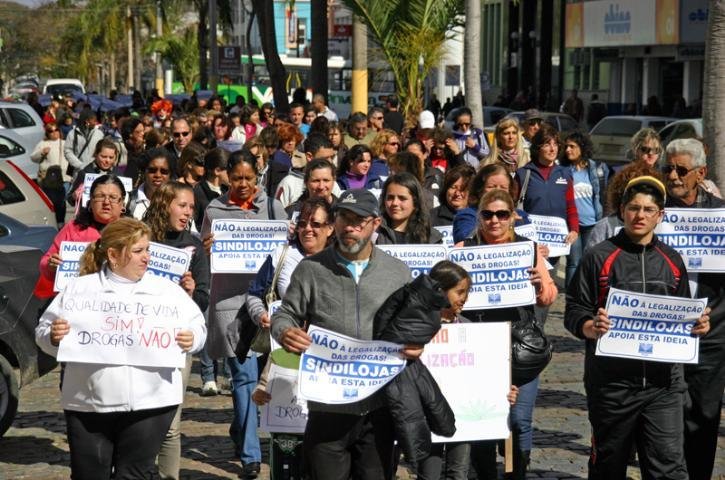Centenas de pessoas marcham contra legaliza&ccedil;&atilde;o da maconha em Bag&eacute;