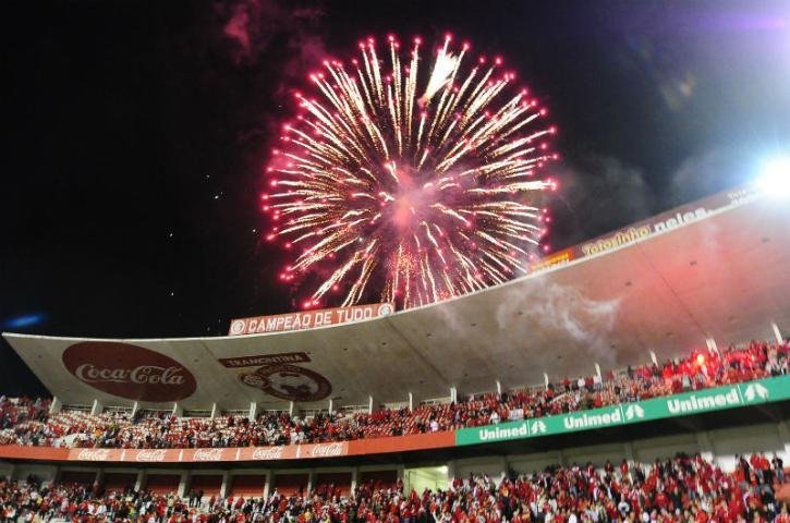 Fogos iluminaram o ce&uacute; ap&oacute;s a conquista no Beira-Rio