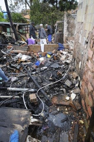 Tr&ecirc;s casas s&atilde;o incendiadas na Vila Bom Jesus, em Porto Alegre