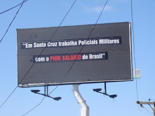 Outdoor em Santa Cruz do Sul pede melhores sal&aacute;rios para PMs