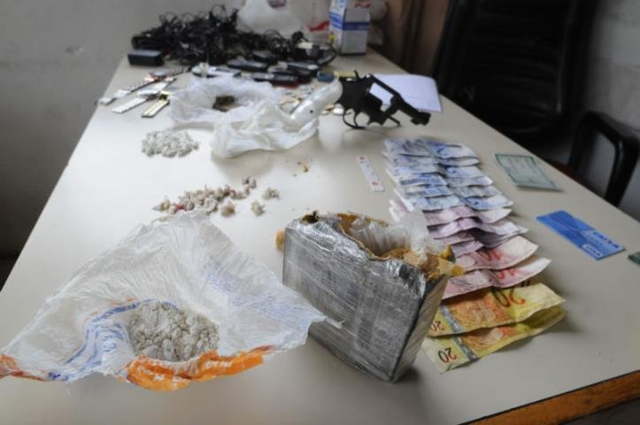 Traficantes s&atilde;o presos com crack na zona Leste da Capital
