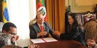 Governador Tarso Genro (E) e deputada Juliana Brizola (D) assinaram o ato
