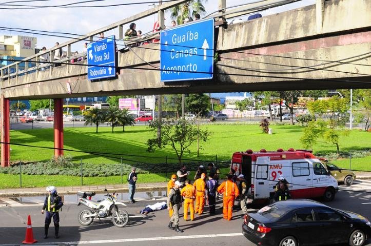 Corpo de idoso que caiu de passarela no Centro &eacute; removido