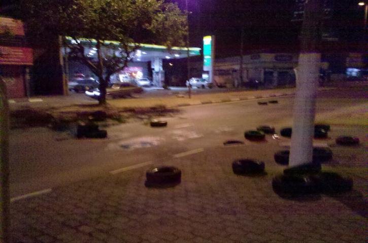 Pneus foram espalhados pela avenida e depois incendiados