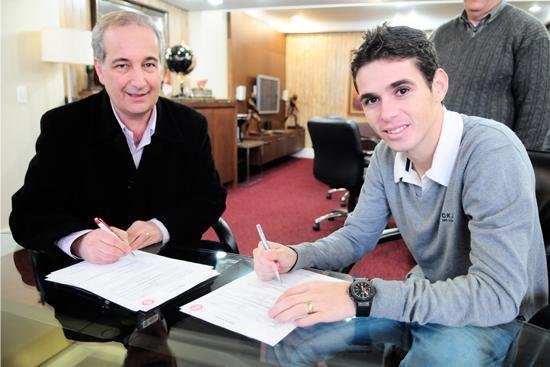Oscar assina amplia&ccedil;&atilde;o do contrato com o Inter