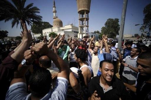 Rebeldes pedem que Kadhafi e assessores se rendam