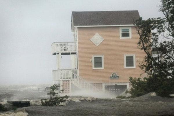EUA confirmam pelo menos nove v&iacute;timas fatais do furac&atilde;o Irene