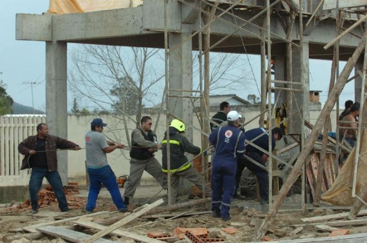 Trabalho mobilizou equipes do Corpo de Bombeiros, Brigada Militar, Samu e Defesa Civil