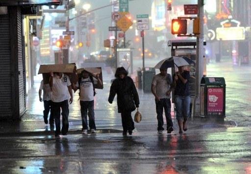 Pessoas se protegem do temporal na Times Square