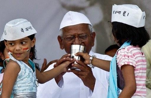 Anna Hazare bebeu um pouco de leite de coco e am&ecirc;ndoa 