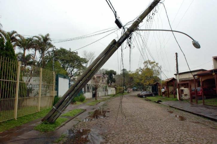 Postes de luz ca&iacute;ram no bairro Guaruj&aacute;, em Porto Alegre