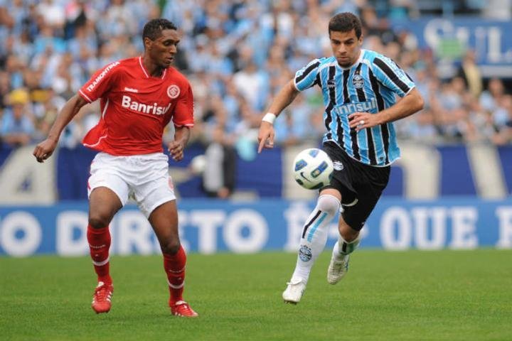 Andre Lima tenta passar pela marca&ccedil;&atilde;o de Glaydson
