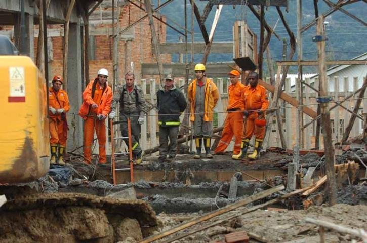 Bombeiros trabalham para resgatar oper&aacute;rio soterrado em obra de Porto Alegre