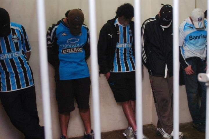 Uma fac&ccedil;&atilde;o de torcedores invadiu uma casa usada como ponto de encontro de outra