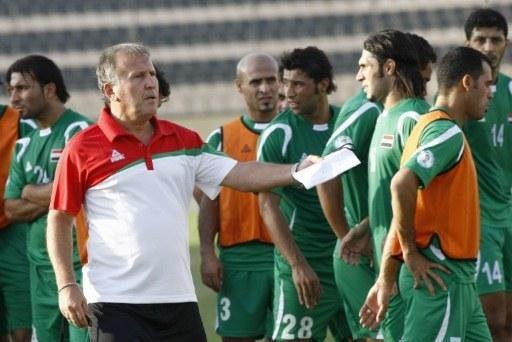 Zico assina por um ano e &eacute; apresentado como t&eacute;cnico no Iraque
