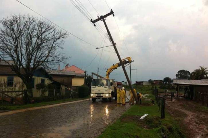 Poste &eacute; deslocado no bairro Vit&oacute;ria