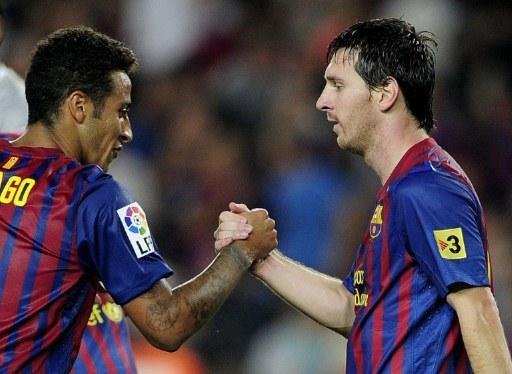 Thiago Alc&atilde;ntara cumprimenta Messi por gol contra o Villarreal