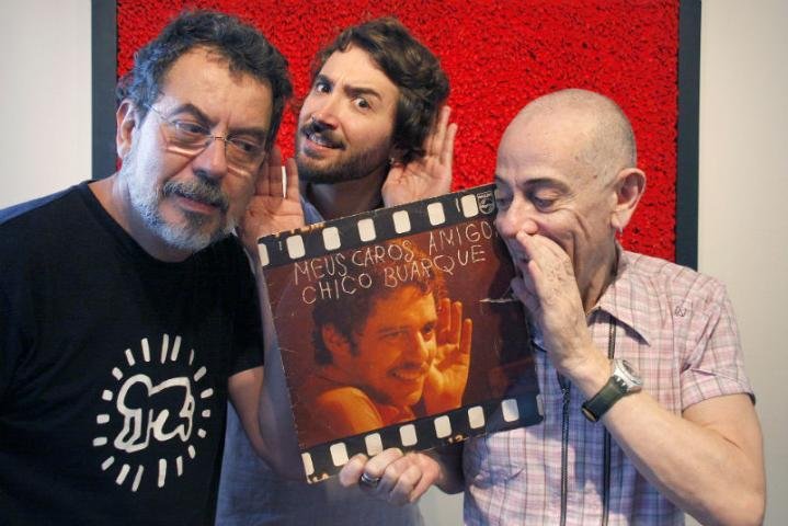 Show &eacute; apresentado pelo cineasta Jorge Furtado (E) e pelos m&uacute;sicos Alexandre Missel (C) e Ant&ocirc;nio Falc&atilde;o (D)