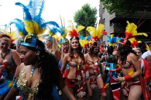 Grupo brinca fantasiado durante a festa