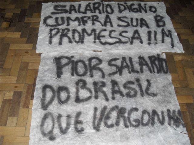 Faixas foram deixadas no local