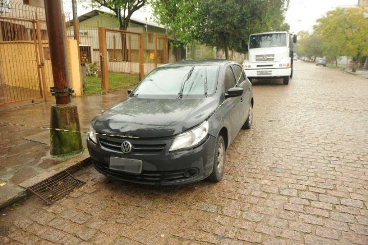Gol preto usado no assalto foi localizado a 50 metros do local