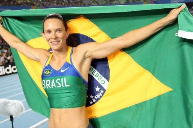 Na sequ&ecirc;ncia, pegou a bandeira do Brasil para dar um volta no est&aacute;dio sul-coreano