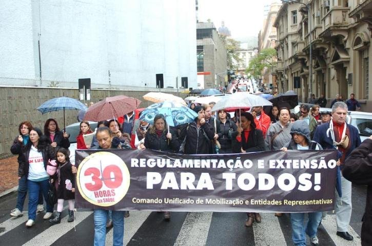 Servidores fizeram caminhada pelo Centro da Capital nesta tarde