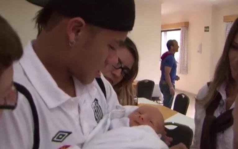 V&iacute;deo mostra filho de Neymar no CT do Santos
