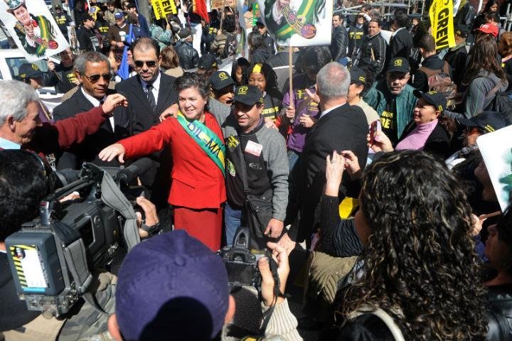 Marcha de alunos e servidores da Ufrgs afeta tr&acirc;nsito na Capital 