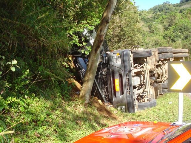 Carreta tomba e deixa o tr&acirc;nsito em meia-pista na BR 116