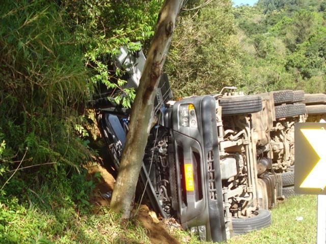 Carreta &eacute; removida e tr&acirc;nsito &eacute; liberado na BR 116