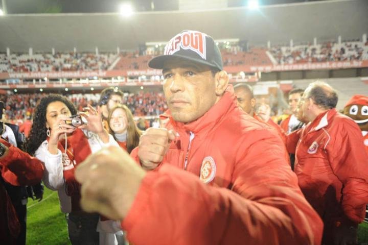 Minotauro, representando colorado no UFP, foi ao est&aacute;dio prestigiar o time