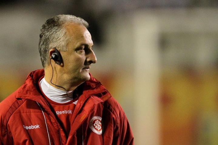 T&eacute;cnico fica sem palavras para definir empate ap&oacute;s dom&iacute;nio por 70 minutos de jogo
