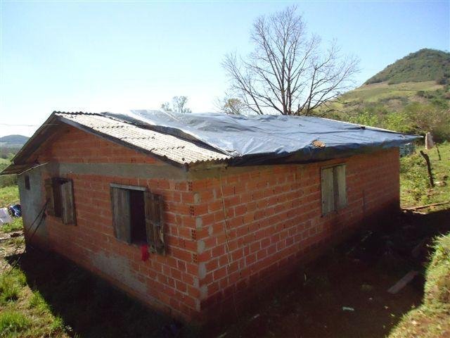 Diversas casas foram destelhadas