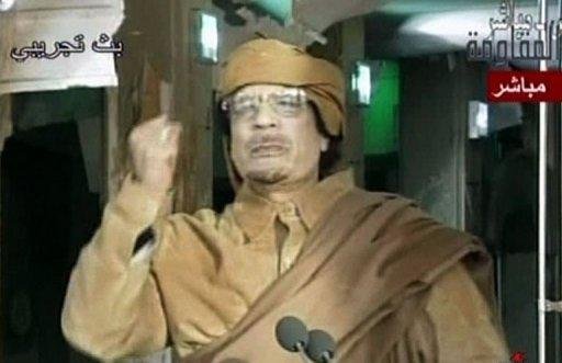 Em mensagem pela TV, Kadhafi afirma que n&atilde;o vai se entregar
