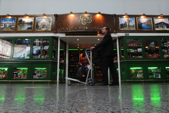 Passageiros encontraram lojas fechadas no aeroporto Salgado Filho