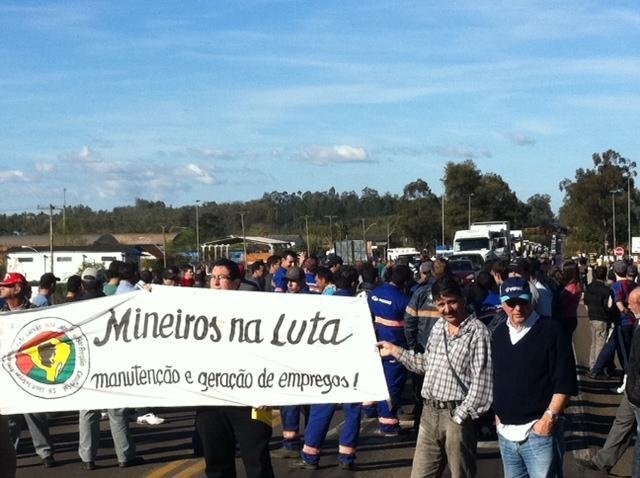 Mineiros bloqueiam BR 290 em protesto pela exclus&atilde;o de termel&eacute;tricas de leil&atilde;o