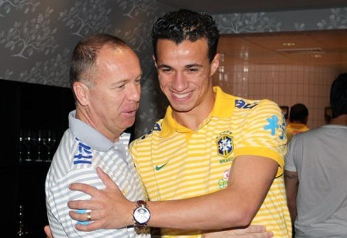 Leandro Dami&atilde;o foi recebido pelo t&eacute;cnico Mano Menezes em Lonres