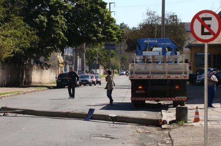 Poste caiu na rua Comendador Tavares