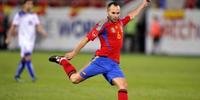 Iniesta decide e Espanha vence o Chile por 3 a 2
