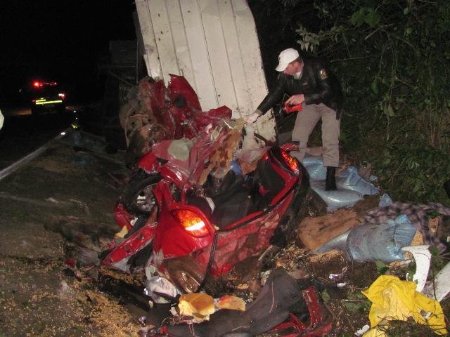 Colis&atilde;o entre carro, caminh&atilde;o e &ocirc;nibus causa ao menos 4 mortes em Pouso Novo