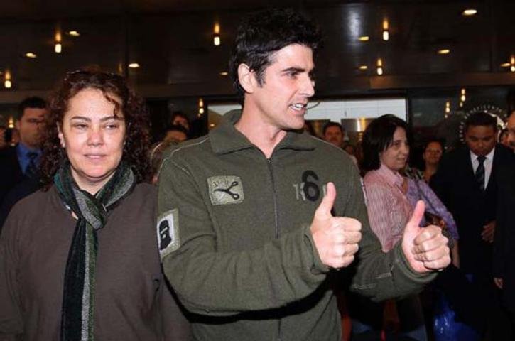 M&atilde;e de Reynaldo Gianecchin (E) esteve ao lado do filho no momento da alta do hospital