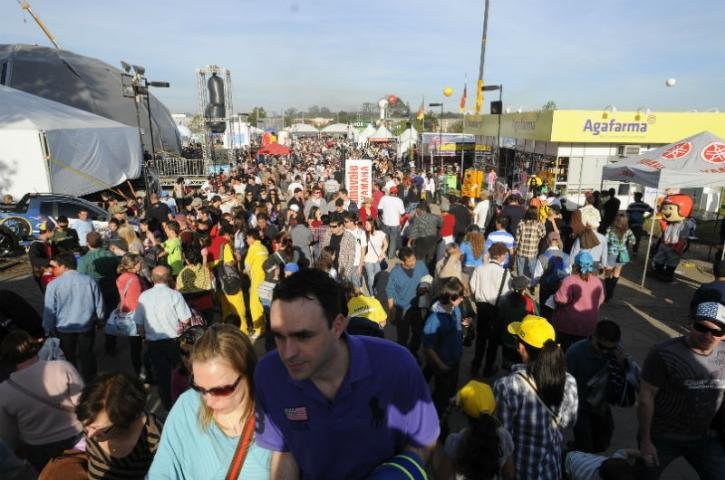 Milhares aproveitaram o dia de c&eacute;u limpo e sol para ir at&eacute; Esteio