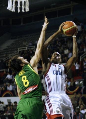 Brasil joga mal, mas bate Cuba no Pr&eacute;-Ol&iacute;mpico
