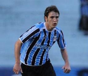 Mesmo com Gabriel &agrave; disposi&ccedil;&atilde;o, M&aacute;rio Fernandes ser&aacute; mantido na lateral 