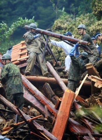 Tuf&atilde;o causa transbordamento de rios, deslizamentos e mortes no Jap&atilde;o