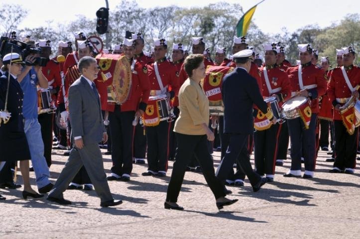 Dilma participa pela primeira vez da cerim&ocirc;nia de troca da Bandeira Nacional