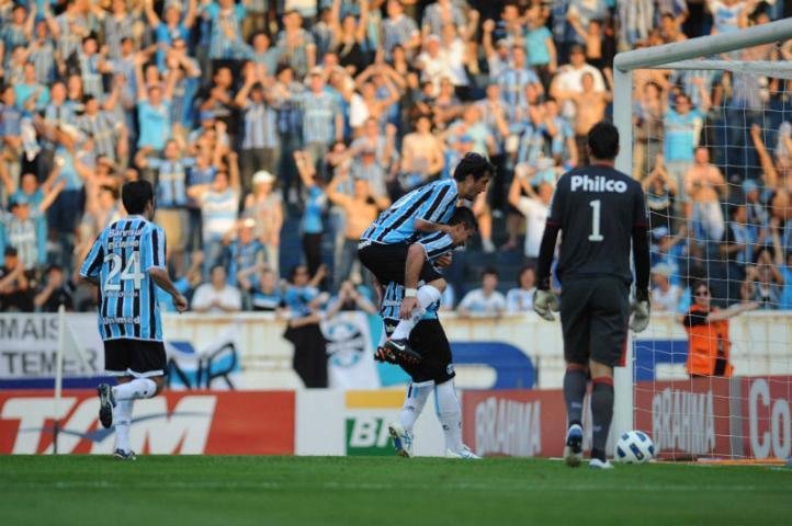 Desde os primeiros movimentos na tarde quente no est&aacute;dio Ol&iacute;mpico, o argentino Escudero mostrou que estava a fim de jogo