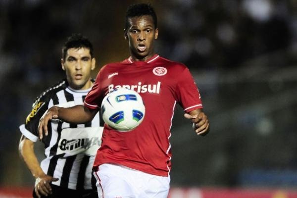 J&ocirc; garantiu o 1 a 1, mas errou gol incr&iacute;vel que decretaria a virada no final do jogo