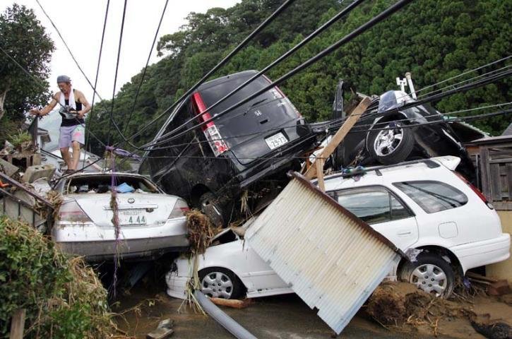 Carros ficam empilhados na cidade de Nachikatsuura